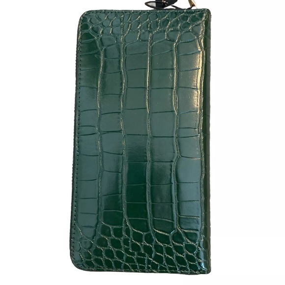 EUC Victoria’s Secret Embossed Green Croc Wallet with gold tone hardware - Picture 4 of 5